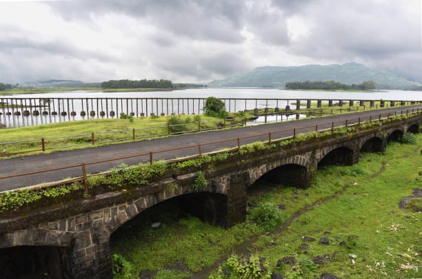 Lonavala Bhushi Dam with tourists